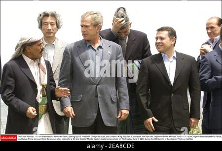 La première rangée en partant de la gauche, le président yéménite Ali Abdullah Saleh, le président américain George W Bush, et le roi Abdallah II de Jordanie, et la deuxième rangée en partant de la gauche, le premier ministre japonais Junichiro Koizumi, le président afghan Hamid Karzaï, Et le Premier ministre italien Silvio Berlusconi, après avoir posé sa question pour une photo de classe des dirigeants du G8 et du Grand Moyen-Orient le mercredi 9 juin 2004 lors du Sommet du G8 à Sea Island. Photo par ABACA. Banque D'Images