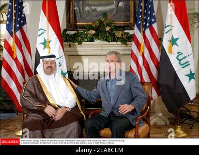 LE Président AMÉRICAIN George W Bush (R) se fait l'épaule du Président Ghazi Ajil al-Yawer du Gouvernement intérimaire iraquien lors d'une réunion bilatérale au cours de la séance de l'après-midi du Sommet du G8 à Sea Island, le 9 juin 2004. Photo par ABACA. Banque D'Images