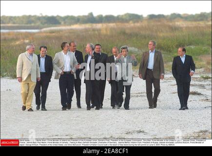 «les dirigeants du monde (de l à r) Bertie Ahern, Premier ministre de l'Irlande et Président de l'Union européenne; Romano Prodi, Président de la Commission européenne, Tony Blair, Premier ministre du Royaume-Uni; Jacques Chirac, Président de la France; Derrière Blair) Paul Martin, premier ministre du Canada, ( parlant à Blair) Gerhard Shroeder, chancelier de l'Allemagne ; (derrière Martin) Vladmir Poutine, président de la Russie, (à côté de Schroeder) Junichiro Koizumi, premier ministre du Japon; George W Bush, président des États-Unis; Et Silvio Berlusconi Président du Conseil italien marcher sur la plage de Sea Island Banque D'Images