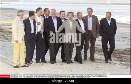 Dirigeants du monde (G-D) Bertie Ahern, Premier ministre de l'Irlande et président du Conseil de l'Union européenne, Romano Prodi, président de la Commission européenne, président français Jacques Chirac, Tony Blair, premier ministre du Royaume-Uni, chancelier allemand Gerhard Schroeder, Paul Martin Premier ministre du Canada, Le président russe Vladimir Poutine, Junichiro Koizumi, le premier ministre du Japon, le président américain George W Bush et le président du Conseil italien Silvio Berlusconi marchent sur la plage de Sea Island lors du sommet du G8 du 9 juin 2004. Photo par ABACA. Banque D'Images