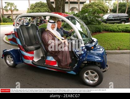 Après la photo opportunite avec le président américain George W Bush, les dirigeants du G8 et les grands dirigeants du Moyen-Orient sur la plage à Ocean Forest sur Sea Island le 9 juin 2004. Bush (R) conduit le Président Ghazi Ajil al-Yawer du Gouvernement intérimaire iraquien à la réunion bilatérale dans l'un des véhicules électriques GEM utilisés sur l'île. Photo par ABACA. Banque D'Images