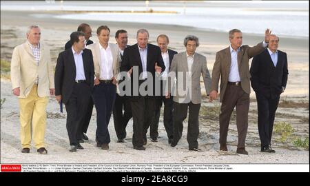 Dirigeants du monde (G-D) Bertie Ahern, Premier ministre de l'Irlande et président du Conseil de l'Union européenne, Romano Prodi, président de la Commission européenne, président français Jacques Chirac, Tony Blair, premier ministre du Royaume-Uni, chancelier allemand Gerhard Schroeder, Paul Martin Premier ministre du Canada, Le président russe Vladimir Poutine, Junichiro Koizumi, le premier ministre du Japon, le président américain George W Bush et le président du Conseil italien Silvio Berlusconi marchent sur la plage de Sea Island lors du sommet du G8 du 9 juin 2004. Photo par ABACA. Banque D'Images