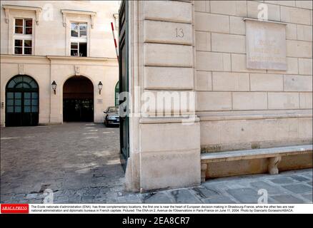 L'Ecole nationale d'administration (ENA) dispose de trois sites complémentaires, le premier est proche du cœur de la prise de décision européenne à Strasbourg-France, tandis que les deux autres sont proches de l'administration nationale et des bureaux diplomatiques de la capitale française. Photo : l'ENA sur 13, rue de l'université ? À Paris-France le 11 juin 2004. Photo de Giancarlo Gorassini/ABACA. Banque D'Images