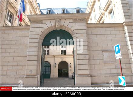 L'Ecole nationale d'administration (ENA) dispose de trois sites complémentaires, le premier est proche du cœur de la prise de décision européenne à Strasbourg-France, tandis que les deux autres sont proches de l'administration nationale et des bureaux diplomatiques de la capitale française. Photo : l'ENA sur 13, rue de l'université ? À Paris-France le 11 juin 2004. Photo de Giancarlo Gorassini/ABACA. Banque D'Images