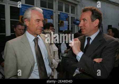 Le ministre français des Transports, Gilles de Robien (L), et le président du Parti de l'UDF, Franois Bayrou, ont été photographiés au siège de leur parti après les élections européennes à Paris-France le 13 juin 2004. Photo de Laurent Zabulon/ABACA. Banque D'Images