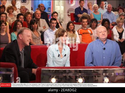 L'actrice française Miou-Miou (C), son compagnon Jean Teule (L) et le journaliste Jean-Pierre Coffe photographiés lors de l'enregistrement du talk-show de Michel Drucker 'vivre Dimanche' (France 2) à Paris-France le 14 juin 2004. Coffe présente Jean Teule à Miou-Miou. Photo de Jean-Jacques Datcary/ABACA. Banque D'Images