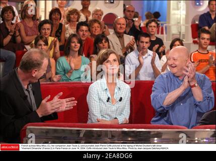 L'actrice française Miou-Miou (C), son compagnon Jean Teule (L) et le journaliste Jean-Pierre Coffe photographiés lors de l'enregistrement du talk-show de Michel Drucker 'vivre Dimanche' (France 2) à Paris-France le 14 juin 2004. Coffe présente Jean Teule à Miou-Miou. Photo de Jean-Jacques Datcary/ABACA. Banque D'Images