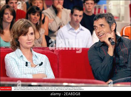 L'actrice française Miou-Miou et son ancien compagnon, le chanteur Julien Clerc, ont été photographiés lors de l'enregistrement du talk-show de Michel Drucker 'vivre Dimanche' (France 2) à Paris-France le 14 juin 2004. Photo de Jean-Jacques Datcary/ABACA. Banque D'Images