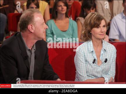 L'actrice française Miou-Miou et son compagnon Jean Teule ont été photographiés lors de la mise en scène du talk show de Michel Drucker 'vivre Dimanche' (France 2) à Paris-France le 14 juin 2004. Photo de Jean-Jacques Datcary/ABACA. Banque D'Images