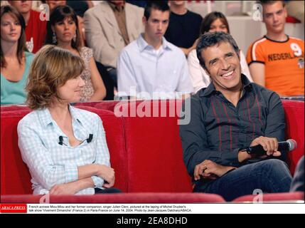 L'actrice française Miou-Miou et son ancien compagnon, le chanteur Julien Clerc, ont été photographiés lors de l'enregistrement du talk-show de Michel Drucker 'vivre Dimanche' (France 2) à Paris-France le 14 juin 2004. Photo de Jean-Jacques Datcary/ABACA. Banque D'Images