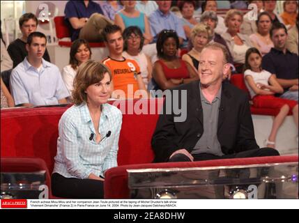 L'actrice française Miou-Miou et son compagnon Jean Teule ont été photographiés lors de la mise en scène du talk show de Michel Drucker 'vivre Dimanche' (France 2) à Paris-France le 14 juin 2004. Photo de Jean-Jacques Datcary/ABACA. Banque D'Images