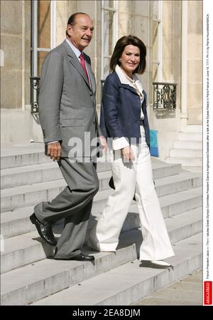 Le président français Jacques Chirac salue le président du Comité olympique grec Gianna Angelopoulos-Daskalaki après un discours à l'Elysée à Paris-France le 15 juin 2004. Photo de Pierre Hounsfield/ABACA. Banque D'Images