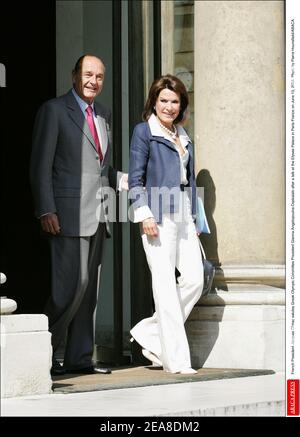 Le président français Jacques Chirac salue le président du Comité olympique grec Gianna Angelopoulos-Daskalaki après un discours à l'Elysée à Paris-France le 15 juin 2004. Photo de Pierre Hounsfield/ABACA. Banque D'Images
