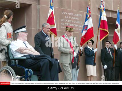 Le Premier ministre français Jean-Pierre Raffarin assiste à la cérémonie commémorant l'appel du général de Gaulle à la nation française le 18 juin 1940, au Mont Valerien, près de Paris-France, le 18 juin 2004. Photo de Mousse/ABACA. Banque D'Images