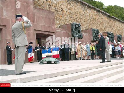 Le Premier ministre français Jean-Pierre Raffarin assiste à la cérémonie commémorant l'appel du général de Gaulle à la nation française le 18 juin 1940, au Mont Valerien, près de Paris-France, le 18 juin 2004. Photo de Mousse/ABACA. Banque D'Images