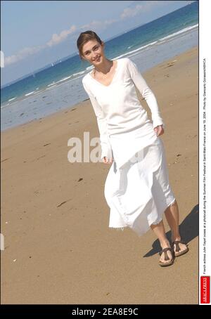 L'actrice française Julie Gayet pose à un photocall lors du Festival du film d'été à Saint-Malo-France le 19 juin 2004 . Photo de Giancarlo Gorassini/ABACA Banque D'Images