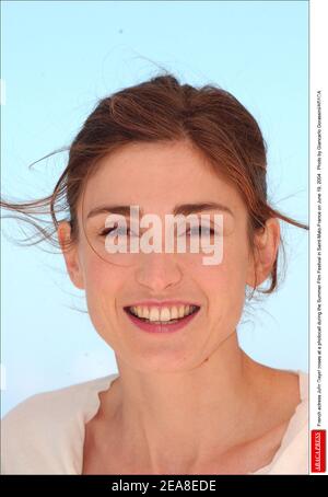 L'actrice française Julie Gayet pose à un photocall lors du Festival du film d'été à Saint-Malo-France le 19 juin 2004 . Photo de Giancarlo Gorassini/ABACA Banque D'Images