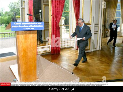 Le 3 mai 2004, le Premier ministre français Jean-Pierre Raffarin vient prononcer son discours lors de la commission interministérielle contre le racisme et l'antisémitisme à l'Hôtel de Matignon à Paris-France en présence du ministre de l'intérieur Dominique de Villepin, du ministre de l'éducation François Fillon, du secrétaire d'État aux Affaires étrangères Renaud Muselier, Le ministre de l'emploi et du travail Jean-Louis Borloo, le ministre de l'Art Renaud Donnedieu de Vabres, le ministre de la Justice Dominique Perben, le porte-parole du gouvernement Jean-François Cope et le directeur français Elie Chouraqui. Photo de Mousse/ABACA. Banque D'Images