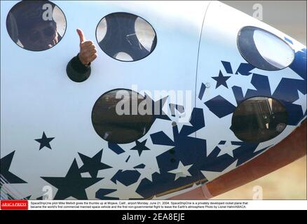 Mike Mellvill, pilote de SpaceShipOne, donne les pouces à l'aéroport de Mojave, en Californie, le lundi 21 juin 2004. SpaceShipOne est un avion de roquette développé par le secteur privé qui est devenu le premier véhicule spatial télépiloté au monde et le premier vol non gouvernemental à quitter l'atmosphère de la Terre photo de Lionel Hahn/ABACA. Banque D'Images
