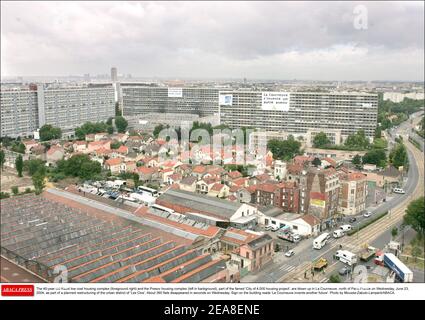 Le complexe de logements à bas prix Ravel vieux de 40 ans (premier plan à droite) et le complexe de logements Presov (à gauche en arrière-plan), qui fait partie du célèbre projet de logements de la « ville de 4,000 », sont fondus à la Courneuve, au nord de Paris-France, le mercredi 23 juin 2004, Dans le cadre d'une restructuration prévue du quartier urbain de 'les Clos'. Environ 360 appartements ont disparu en quelques secondes mercredi. Le panneau sur le bâtiment indique « la Courneuve invente un autre avenir ». Photo de Mousse-Zabulon-Lamperti/ABACA. Banque D'Images