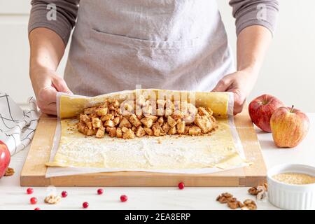 fabrication de strudel - pâte, pommes, cannelle, noix, cassonade. femme préparant le strudel de pomme Banque D'Images