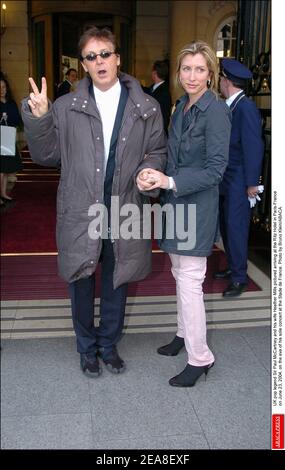 Sir Paul McCartney, légende de la pop britannique, et sa femme Heather Mills photographiés arrivant à l'hôtel Ritz de Paris-France le 23 juin 2004, à la veille de son seul concert au Stade de France. Photo de Bruno Klein/ABACA. Banque D'Images