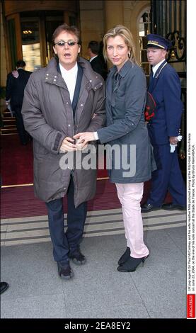 Sir Paul McCartney, légende de la pop britannique, et sa femme Heather Mills photographiés arrivant à l'hôtel Ritz de Paris-France le 23 juin 2004, à la veille de son seul concert au Stade de France. Photo de Bruno Klein/ABACA. Banque D'Images