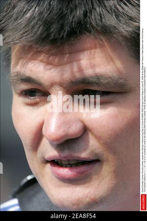 David Douillet, ancien judoka olympique, porte la flamme olympique au cours du jour 21 du Relais de la flamme olympique D'ATHÈNES 2004 le 25 juin 2004 au Stade de France à Saint-Denis près de Paris-France. La flamme olympique se rend dans 34 villes de 27 pays en route vers les Jeux Olympiques d'Athènes en 2004. Photo de Mousse-Lamperti-Gorassini-Klein/ABACA. Banque D'Images
