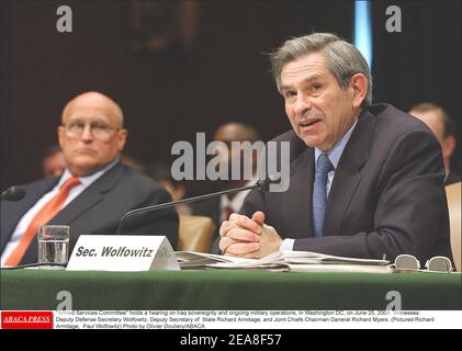 -le Comité des services armés- tient une audience sur la souveraineté de l'Iraq et les opérations militaires en cours, à Washington DC, le 25 juin 2004. Témoins: Sous-secrétaire à la Défense, Wolfowitz, sous-secrétaire d'État, Richard Armitage, et le président des chefs interarmées, Gener Banque D'Images