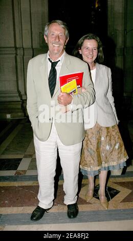 L'acteur français Jean Rochefort et son épouse Françoise photographiés lors de la cérémonie d'ouverture du 2ème Festival Paris Cinéma à l'Hôtel de ville (Hôtel de ville) à Paris-France le 28 juin 2004. Photo de Laurent Zabulon/ABACA. Banque D'Images