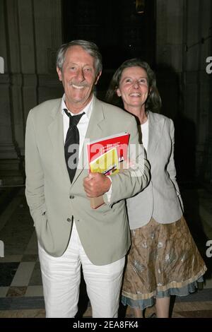 L'acteur français Jean Rochefort et son épouse Françoise photographiés lors de la cérémonie d'ouverture du 2ème Festival Paris Cinéma à l'Hôtel de ville (Hôtel de ville) à Paris-France le 28 juin 2004. Photo de Laurent Zabulon/ABACA. Banque D'Images