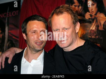Les membres du casting, Stellan Skarsgard (R) et Mads Mikkelsen, assistent à la première mondiale de Touchstone Pictures et Jerry Bruckheimer films -King Arthur- au Ziegfeld Theatre, à New York, NY, USA - le 28 juin 2004. Photo par Antoine Cau/ABACA. Banque D'Images