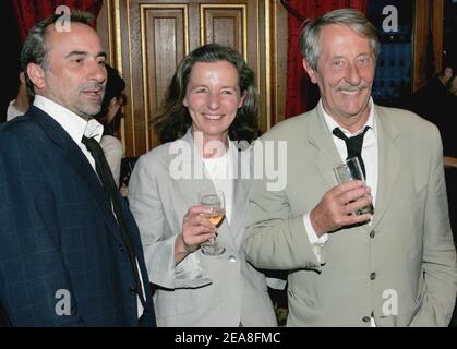 L'acteur français Antoine Dutery (L), l'acteur Jean Rochefort et son épouse Françoise photographiés lors de la cérémonie d'ouverture du 2ème Festival Paris Cinéma à l'Hôtel de ville (Hôtel de ville) à Paris-France le 28 juin 2004. Photo de Laurent Zabulon/ABACA. Banque D'Images