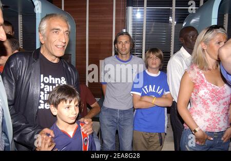 L'acteur français Gérard Darmon (L) et son fils, le patron de l'équipe de course Paul Belmondo (C) et son fils Alessandro ont été photographiés lors de la fête pour la présentation du nouveau maillot de l'équipe de football PSG réalisé par le sponsor Nike au stade du Parc des Princes à Paris-France le 29 juin 2004. Photo de François-Xavier Lamperti/ABACA. Banque D'Images