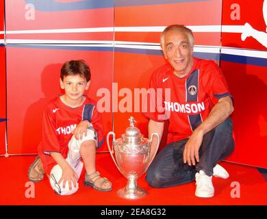 L'acteur français Gérard Darmon et son fils ont été photographiés lors de la fête pour la présentation du nouveau maillot de l'équipe de football PSG fabriqué par le sponsor Nike au stade du Parc des Princes à Paris-France le 29 juin 2004. Photo de Bruno Klein/ABACA. Banque D'Images