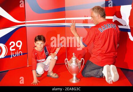 L'acteur français Gérard Darmon et son fils ont été photographiés lors de la fête pour la présentation du nouveau maillot de l'équipe de football PSG fabriqué par le sponsor Nike au stade du Parc des Princes à Paris-France le 29 juin 2004. Photo de Bruno Klein/ABACA. Banque D'Images