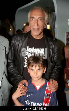 L'acteur français Gérard Darmon et son fils ont été photographiés lors de la fête pour la présentation du nouveau maillot de l'équipe de football PSG fabriqué par le sponsor Nike au stade du Parc des Princes à Paris-France le 29 juin 2004. Photo de Bruno Klein/ABACA. Banque D'Images