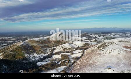 Shropshire Hills, Angleterre, Royaume-Uni. 8 février 2021. Une accumulation de neige de la tempête Darcy peint le paysage pittoresque en blanc au-dessus de Caer Caradoc et de la Lawley sur les collines de Shropshire près de Church Stretton dans Shropshire. Crédit : Sam Bagnall/Alamy Live News Banque D'Images