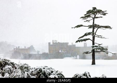 Château de Leeds Kent dans la tempête de neige Banque D'Images