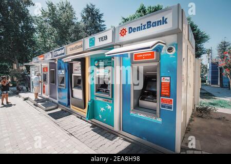 04 septembre 2020, Turquie, Antalya: Des guichets automatiques de banques diverses sont installés par un grand groupe pour la commodité des touristes dans la région de la station Banque D'Images