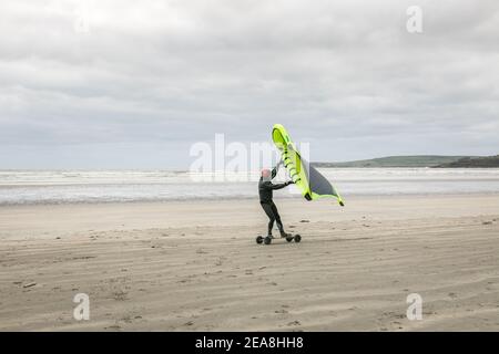 Coolmain, Cork, Irlande. 08 février 2021. Rob s'adresse à Kilbrittain WiNG board sur la plage de Coolmain, Co. Cork, Irlande. - crédit; David Creedon / Alamy Live News Banque D'Images