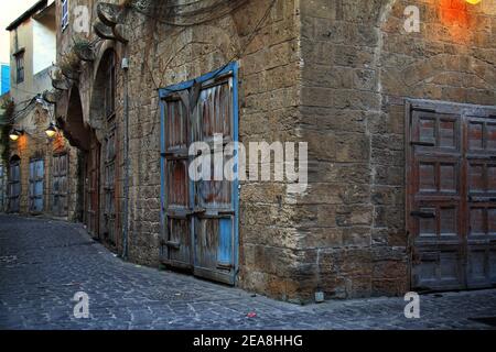 Le vieux souk pavé de Batroun en début de matinée. Banque D'Images