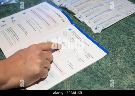 Ashford, Kent, Royaume-Uni. 8 février 2021. Une femme suit les instructions pour un kit d'auto-test Covid 19 à domicile, test du coronavirus. Crédit photo : PAL Media/Alamy Live News Banque D'Images