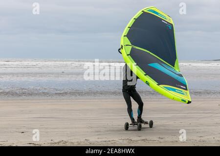 Coolmain, Cork, Irlande. 08 février 2021. Rob s'adresse à Kilbrittain WiNG board sur la plage de Coolmain, Co. Cork, Irlande. - crédit; David Creedon / Alamy Live News Banque D'Images