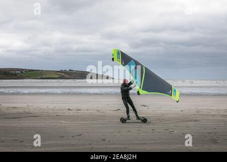 Coolmain, Cork, Irlande. 08 février 2021. Rob s'adresse à Kilbrittain WiNG board sur la plage de Coolmain, Co. Cork, Irlande. - crédit; David Creedon / Alamy Live News Banque D'Images