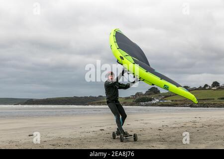 Coolmain, Cork, Irlande. 08 février 2021. Rob s'adresse à Kilbrittain WiNG board sur la plage de Coolmain, Co. Cork, Irlande. - crédit; David Creedon / Alamy Live News Banque D'Images