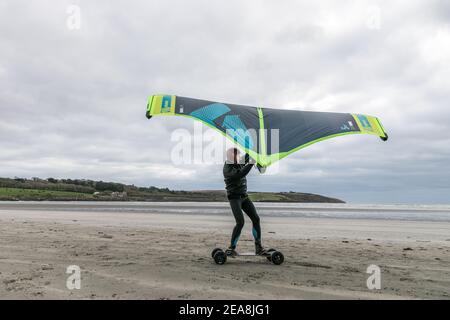 Coolmain, Cork, Irlande. 08 février 2021. Rob s'adresse à Kilbrittain WiNG board sur la plage de Coolmain, Co. Cork, Irlande. - crédit; David Creedon / Alamy Live News Banque D'Images