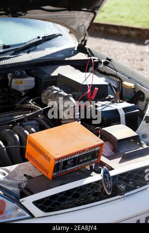 batterie de voiture 12 v en charge Banque D'Images