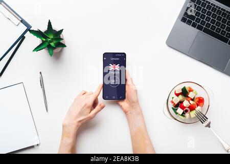 Woman Learning French Language Online dans l'application mobile sur smartphone, Creative Collage Banque D'Images