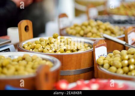 Assortiment d'olives biologiques marinées, ail, poivrons chauds, câpres et tomates séchées vendues sur un marché à Vilnius, Lituanie, pendant Kaziukas, tradit Banque D'Images